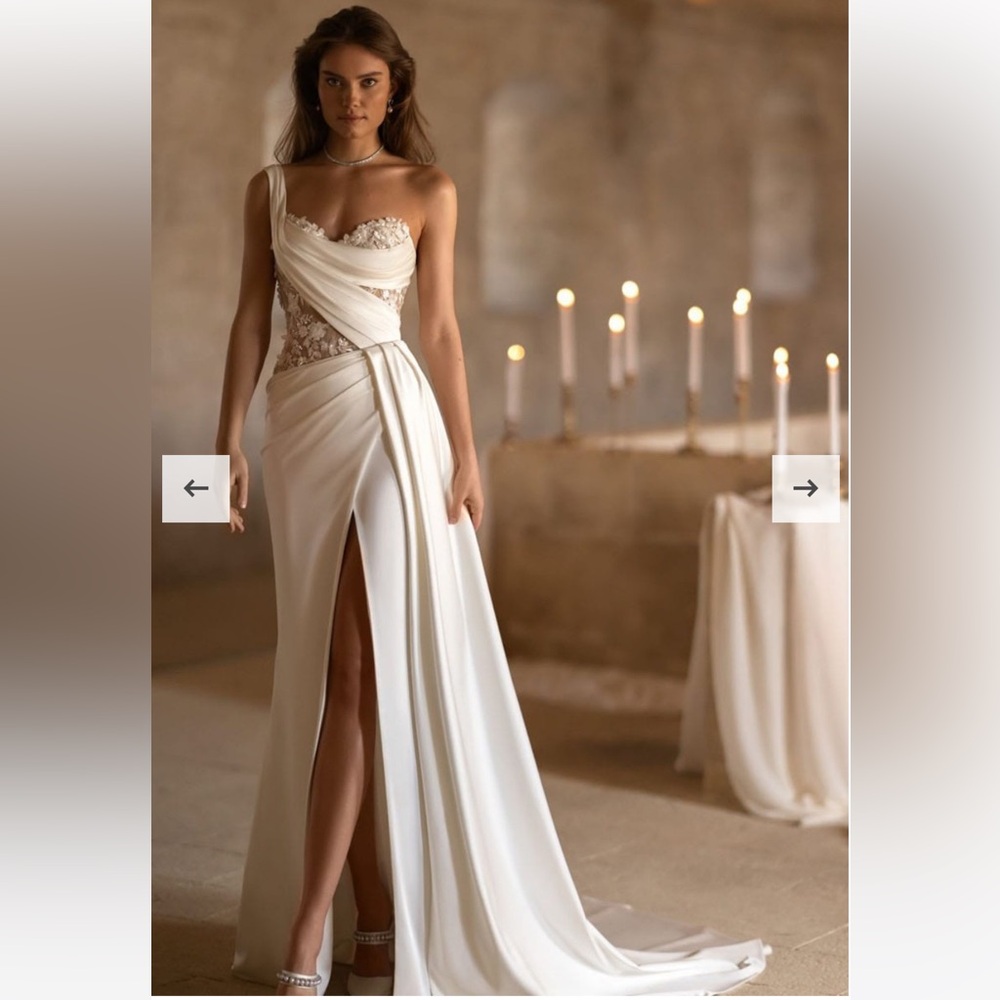 Eva Lendel Carven Great Condition- Professionally Cleaned